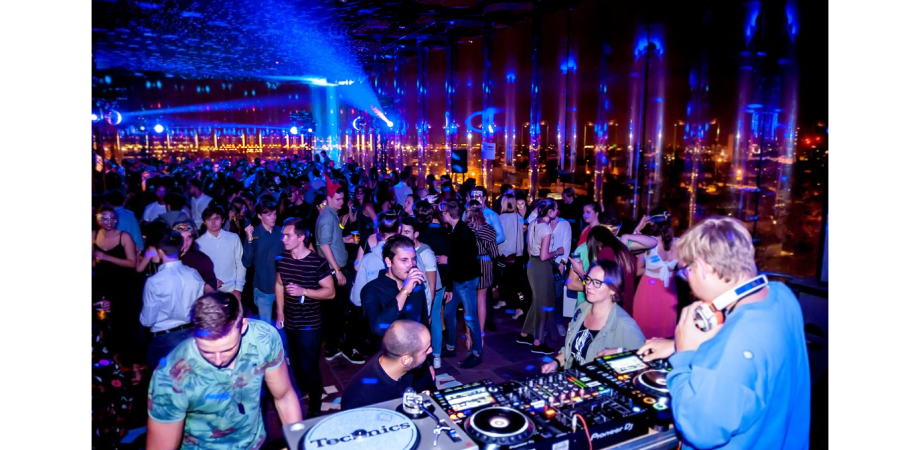 Foto van dj en feestende jongeren op Masked