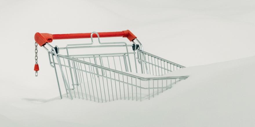 winkelkar bedolven onder een berg witte korrels