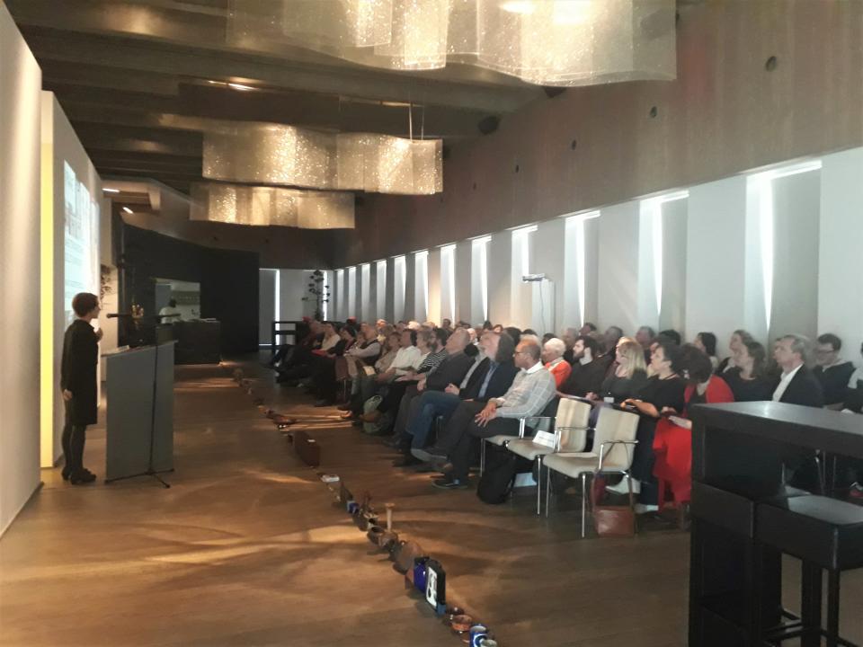 MAS, 25 februari 2019: de deelnemers aan de Kruithoflezing stapten over een rij Kruithofobjecten, klaargelegd door Benjamin Verdonck en Guy Rombouts