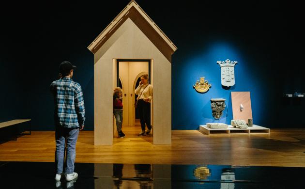 ma, vrouw en kind staan in een theaterdecor