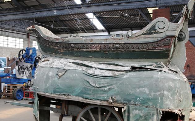 wagen uit een stoet in een hangar