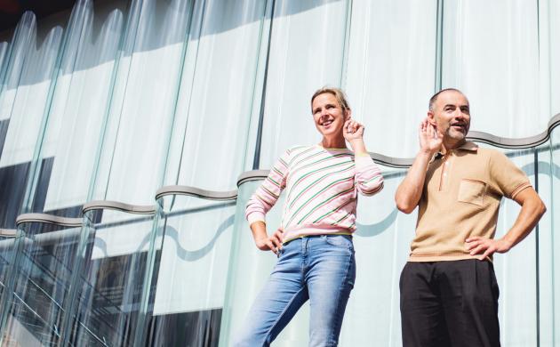 vrouw en man voor een glaspartij