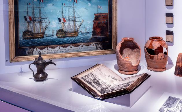 Museumvitrine over historische koffiehandel en globalisering in het MAS.