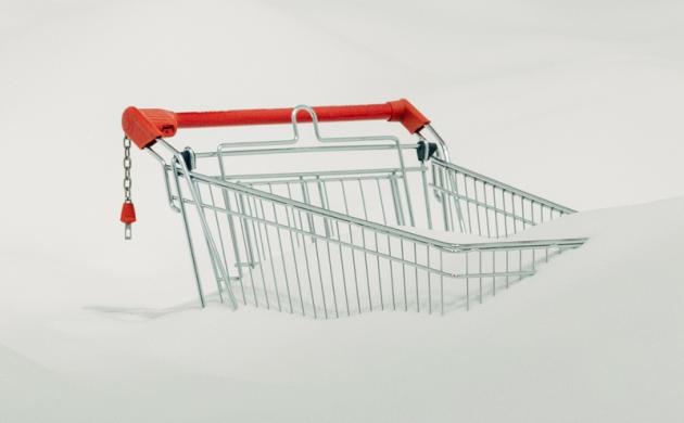 winkelkar bedolven onder een berg witte korrels