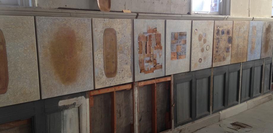 Werk van Trijnie Goudriaan een reeks kunstwerken aan de muur