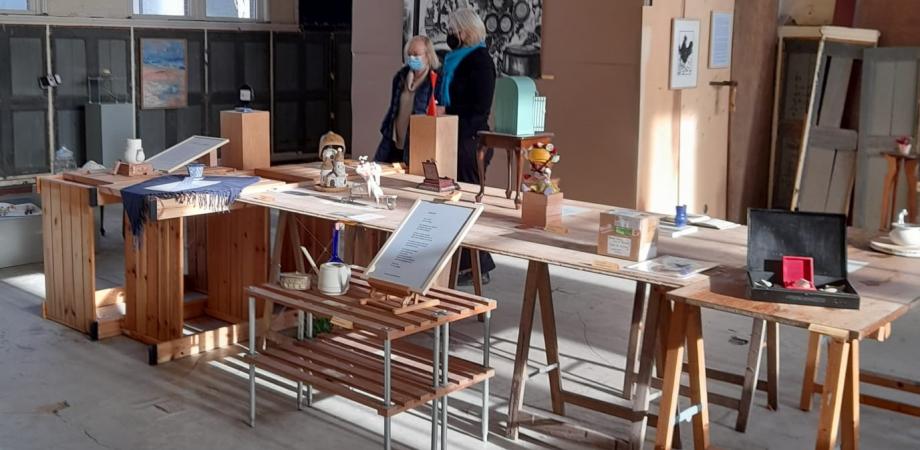 Bezoek Karen Kruithof aan de expo 42 Dingen Houten schragen met voorwerpen op